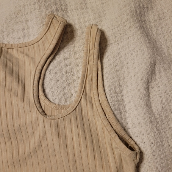 SHEIN MEDIUM CROPPED TANK - Picture 3 of 6